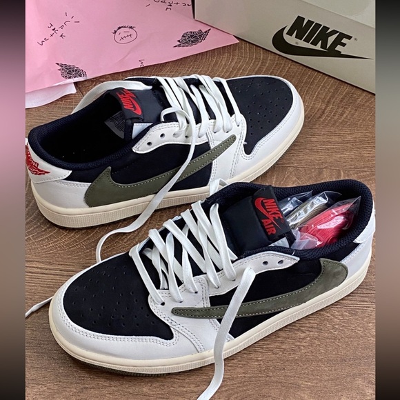 Jordan 1 Retro OG x Travis Scott Low Olive - Picture 1 of 13